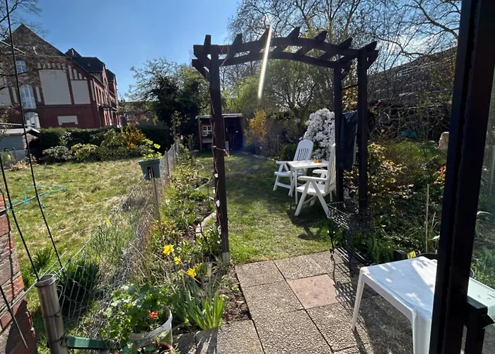 Moebliertes Haus Mit Garten Im Herzen Von *